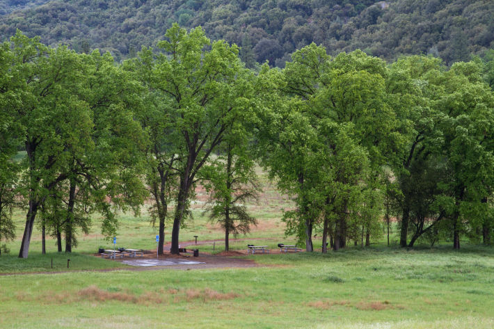Picnic area at the Ahwahnee Hills Regional Park