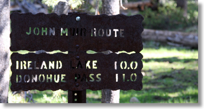 Trail fork sign on the Lyell Canyon trail